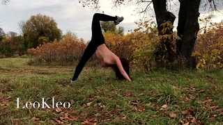 Тренировка голышом на природе с тренером по йоге Leokleo