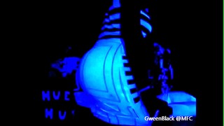 DanÇando Na Luz Negra Da Balada Com A Bunda De Fora