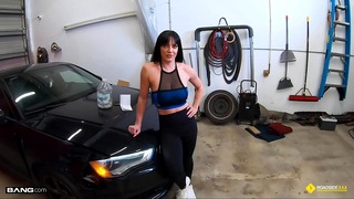 Roadside – Fit Teen Recieves Her Vagina Pounded By The Vehicle Mechanic