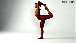 Asya Bulka Sexy Ass Gymnast Does Spreads