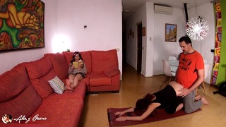 Follando Sigilosamente a Mi Entrenador De Yoga Frente a Mi Hermana